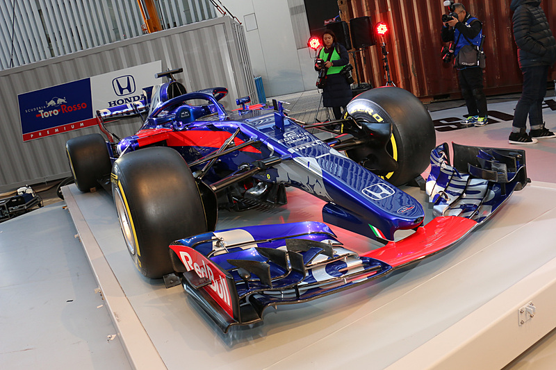 メタリックブルーのボディに、ホンダをはじめ、アクロニス、エディフィスなどのロゴマークが設定されている