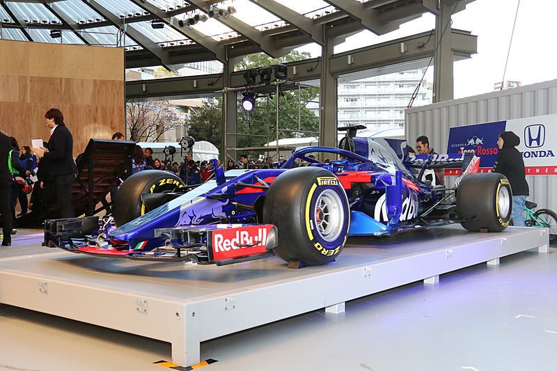 メタリックブルーのボディに、ホンダをはじめ、アクロニス、エディフィスなどのロゴマークが設定されている