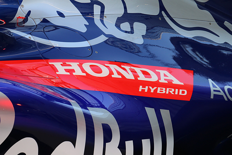 メタリックブルーのボディに、ホンダをはじめ、アクロニス、エディフィスなどのロゴマークが設定されている