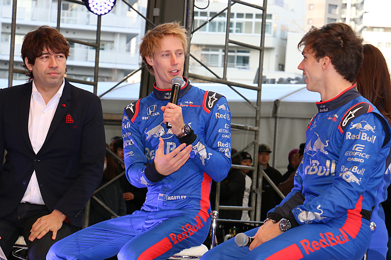にこやかに、しかし時にライバル心も見せつつ語り合うハートレー選手（左）とガスリー選手（右）
