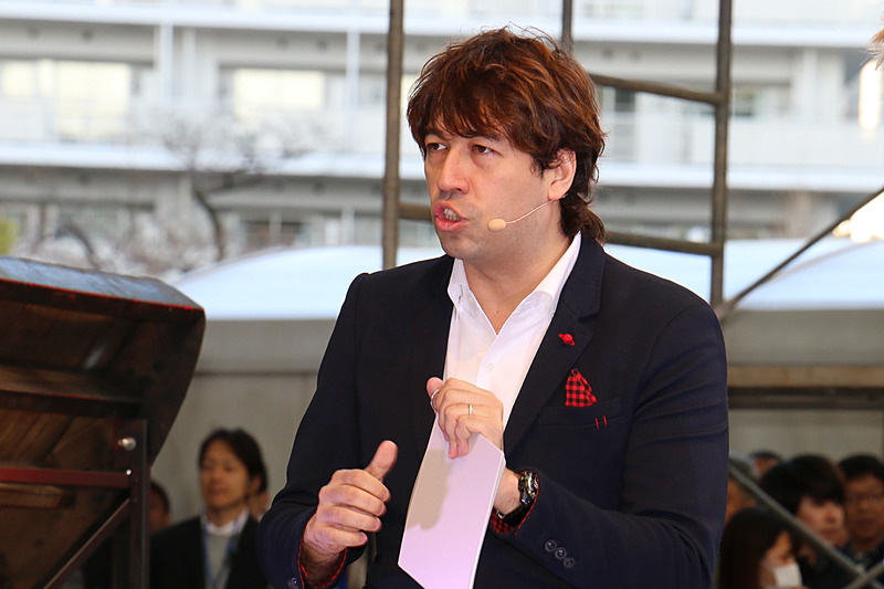 司会を務めたサッシャ氏は、両選手のコメントを逐一通訳して紹介しつつ、内容が少し専門的になった場合には補足を交えて的確に説明