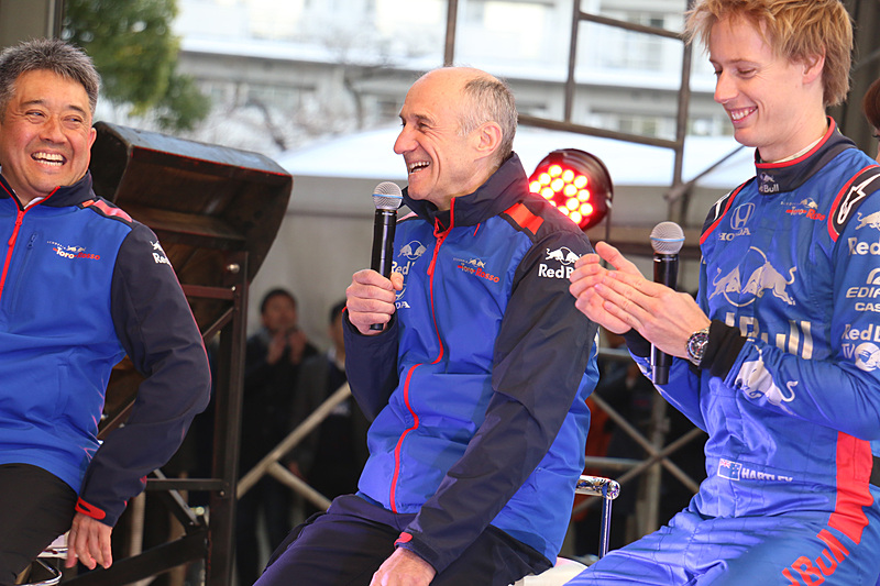 2018年から日本のホンダと協力すことになり、トロロッソでは「日本文化を学ぶ講座」を行なったという。トスト氏は「日本と欧州では文化が違うので、ファクトリーで働く人に日本人の考え方を学んでもらう必要があると考えた」と語り、例として「eメールに『できません』と書くと日本人は落胆するので禁止」「日本人から来たメールに『できるかもしれません』と書かれていたら、だいたいできないことを意味していると理解するように」とレクチャーしたと語った