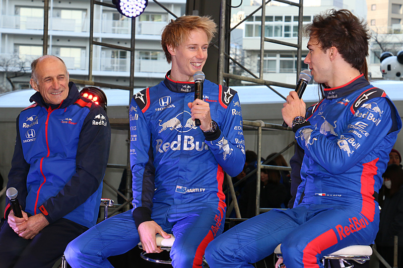 5月に行なわれるモナコGPでハートレー選手優勝すると、現役ドライバーとしてモナコ、ル・マンの両方で勝つ選手になるというコメントに関連して、ガスリー選手が「でも、僕の方が先に優勝するけどね」と語り、これにハートレー選手が「いいターゲットになるね」と応酬。2人を見つめるトスト氏の表情も印象的だ