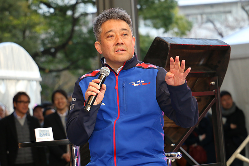 山本氏は10月に発売予定というEDFICEとホンダレーシングのコラボモデルについて説明。「ちょっと変わった初のベルト」を使っているという