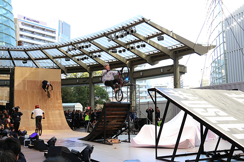 オープニングパフォーマンスで披露されたAIR TRICK SHOW