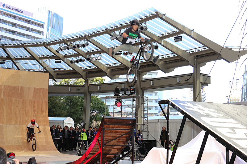 オープニングパフォーマンスで披露されたAIR TRICK SHOW