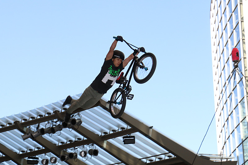 オープニングパフォーマンスで披露されたAIR TRICK SHOW