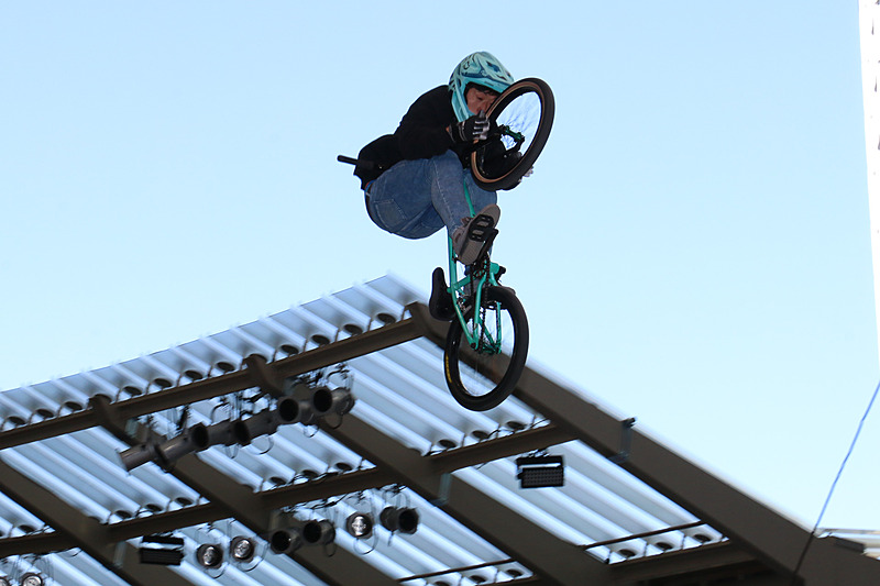 ジャンプ台を使った数々のトリックに加え、平地での寝ている人を跳び越えるシーンも披露された