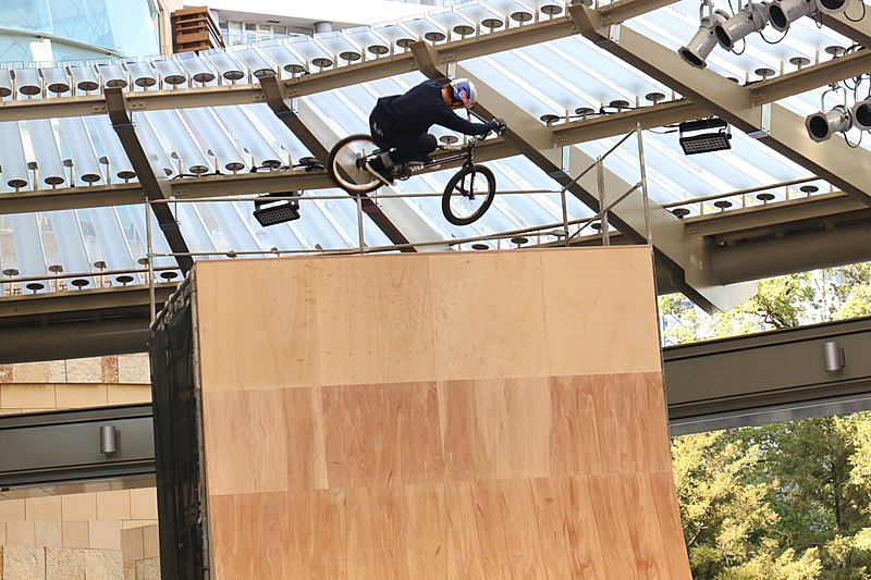 ジャンプ台を使った数々のトリックに加え、平地での寝ている人を跳び越えるシーンも披露された