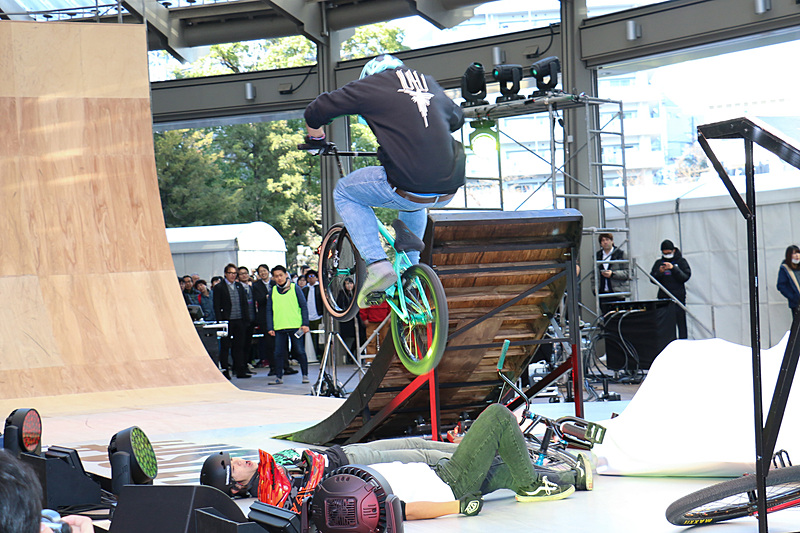 ジャンプ台を使った数々のトリックに加え、平地での寝ている人を跳び越えるシーンも披露された