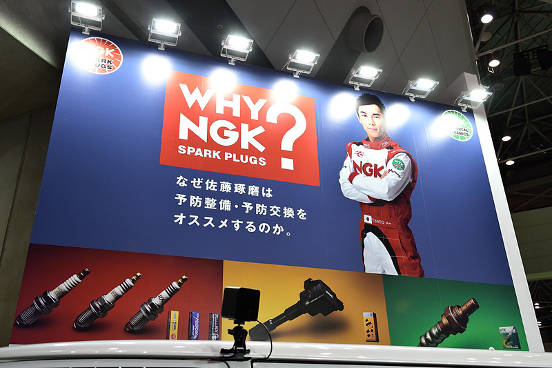 インディ500で日本人初優勝を獲得した佐藤琢磨選手の大きなパネルが掲げられていた