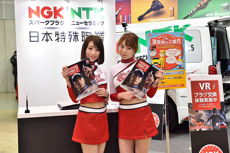 日本特殊陶業ブースを彩る「プラグチェッカーズ」。技術スタッフと一緒に全国の修理工場を回っていて、整備士さんたちからの人気が高いとのこと
