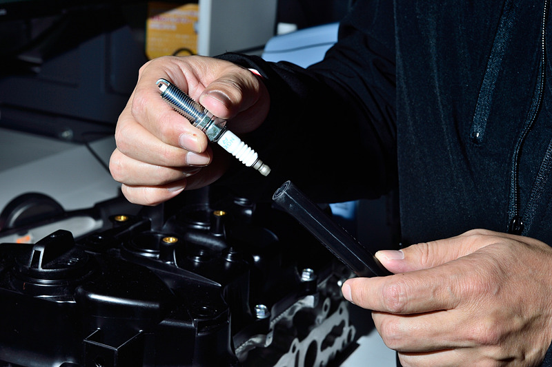 材質は硬質ゴム。最近はプラグの台座が奥まった位置にあるエンジンが多く、落下による碍子割れ防止と、プラグホールに斜めに入ったまま締め付けることによるネジ破損を防ぐ目的で、このように専用工具に差し込んでゆっくり確実に手締めするのだ