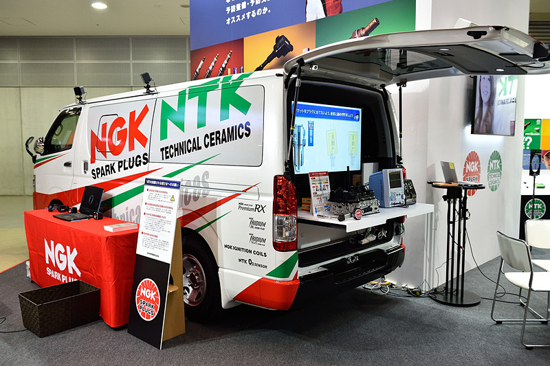 ブースには技術サービス部が全国を回るための車両も展示されていた。そこに積んであったのがこのオシロスコープ。上が正常なプラグの波形。下は消耗したプラグの波形。要求電圧が高くなっているのが分かる。また、消耗プラグは火花が飛ぶ時間も短くなっていた