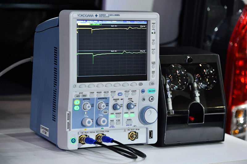 ブースには技術サービス部が全国を回るための車両も展示されていた。そこに積んであったのがこのオシロスコープ。上が正常なプラグの波形。下は消耗したプラグの波形。要求電圧が高くなっているのが分かる。また、消耗プラグは火花が飛ぶ時間も短くなっていた