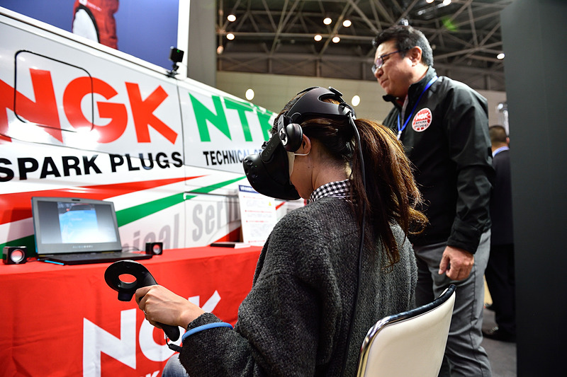 こちらはVRでプラグ交換を体感するコーナー。プラグ交換をしたことがない人でもゲーム感覚で楽しみながら体験できる