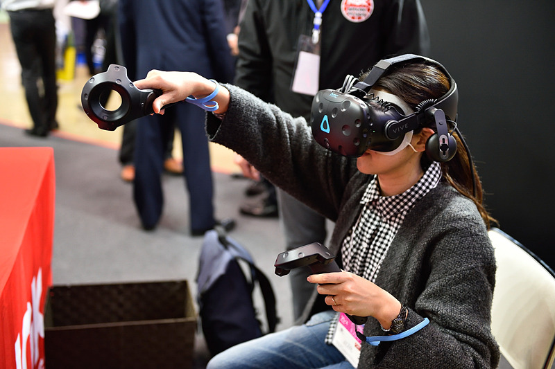 こちらはVRでプラグ交換を体感するコーナー。プラグ交換をしたことがない人でもゲーム感覚で楽しみながら体験できる