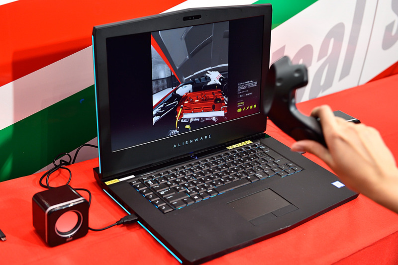 こちらはVRでプラグ交換を体感するコーナー。プラグ交換をしたことがない人でもゲーム感覚で楽しみながら体験できる