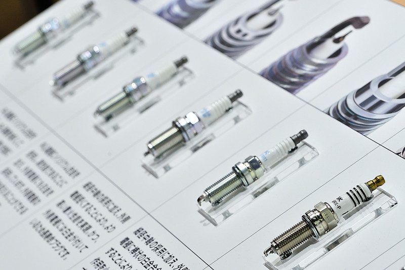 さまざまな種類のプラグの実物を解説とともに紹介