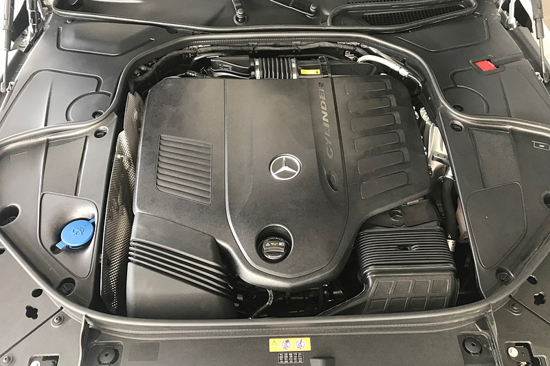 メルセデス・ベンツ「S 450」のエンジンルーム。左右で微妙にカバーのデザインが違うのは、エンジニアの意地？