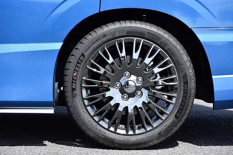 サイドではシルバーカラーのサイドシルプロテクターを装着。SPORTS SPECではセレナ AUTECH唯一となる17インチホイール（ダークグラファイトフィニッシュ）を採用し、タイヤはセレナ NISMOと異なるミシュラン「PILOT SPORT 4」（205/50 ZR17）を組み合わせる