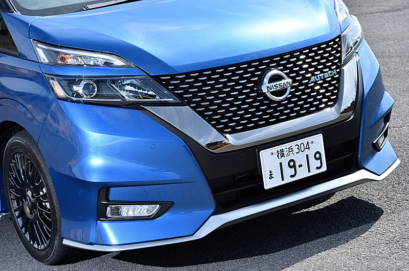 フロントまわりで特徴的なドット柄のフロントグリルでは専用エンブレムを装着。フロントエアロバンパー、フロントプロテクターも専用品になる