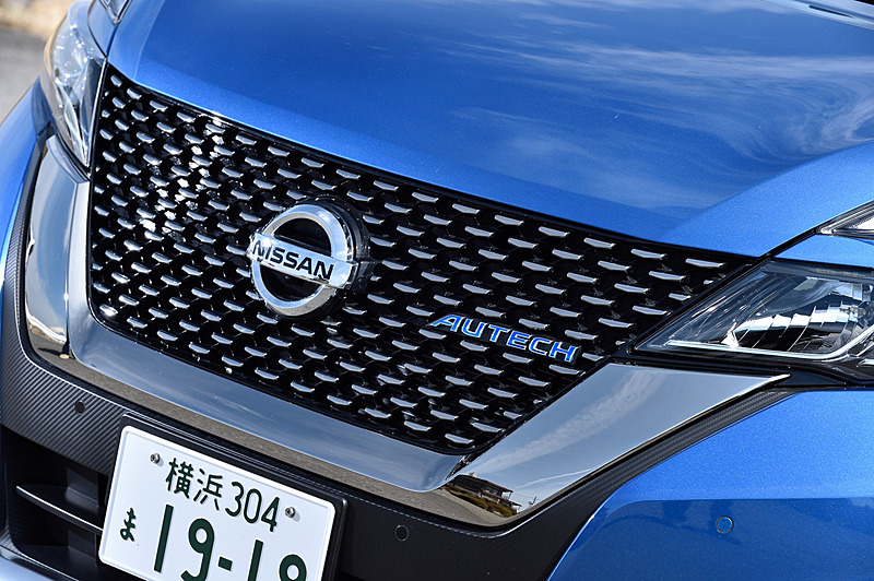 フロントまわりで特徴的なドット柄のフロントグリルでは専用エンブレムを装着。フロントエアロバンパー、フロントプロテクターも専用品になる