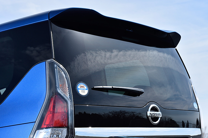 リアまわりでは専用マフラーや「AUTECH」バッヂが与えられる