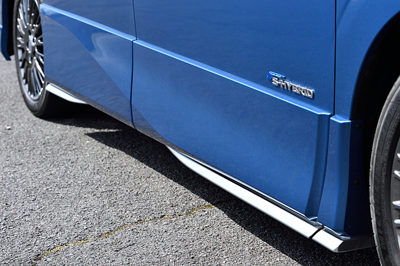 サイドではシルバーカラーのサイドシルプロテクターを装着。SPORTS SPECではセレナ AUTECH唯一となる17インチホイール（ダークグラファイトフィニッシュ）を採用し、タイヤはセレナ NISMOと異なるミシュラン「PILOT SPORT 4」（205/50 ZR17）を組み合わせる