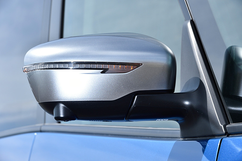 フロントまわりで特徴的なドット柄のフロントグリルでは専用エンブレムを装着。フロントエアロバンパー、フロントプロテクターも専用品になる