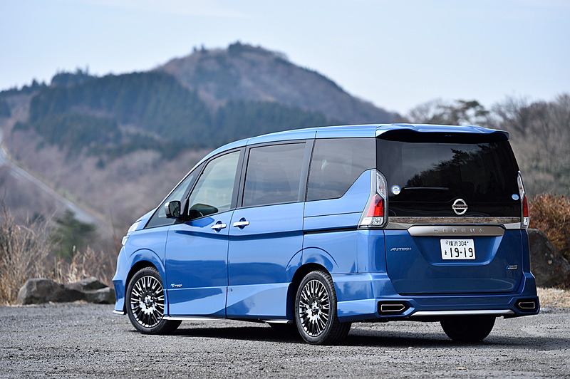 SPORTS SPECでは「フロントクロスバー」「フロントサスペンションメンバーステー」「センタークロスバー」「センターサブメンバー」「センターサブメンバーブラケット」「センターアンダーブレース」「リアクロスバー」「リアサブメンバー」「リアサブメンバーサポート」という計9種類のボディ補強パーツを装着するとともに、専用セッティングのチューニングコンピューター（ECM）、車速感応式電動パワーステアリング、VDCが与えられる