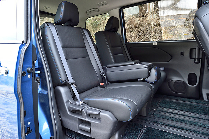 撮影車のSPORTS SPECおよびSafety Package（4WD）グレードのみに設定される「AUTECH専用本革インテリア」を装備。日産自動車が展開するベース車を含め、実はレザーシートはセレナ AUTECHのみの設定