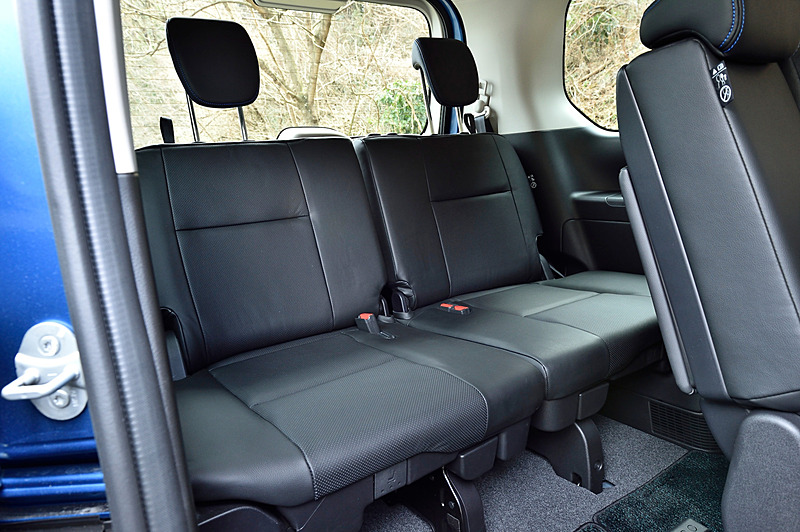 撮影車のSPORTS SPECおよびSafety Package（4WD）グレードのみに設定される「AUTECH専用本革インテリア」を装備。日産自動車が展開するベース車を含め、実はレザーシートはセレナ AUTECHのみの設定