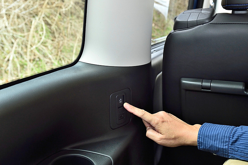 セレナ AUTECH専用装備というわけではないが、セレナ自体の魅力として運転支援技術「プロパイロット」の採用、3列目シートからスイッチ1つで左側のスライドドアが自動で開けられる機能、後ろの壁との距離が近いときの荷物の出し入れ時に活躍するデュアルバックドアの採用、スライドドアの下に足先を出し入れすることでスライドドアが自動でオープンする機能などが挙げられる。こうした使い勝手を高めるさまざまな装備が用意されるのもセレナの美点だ