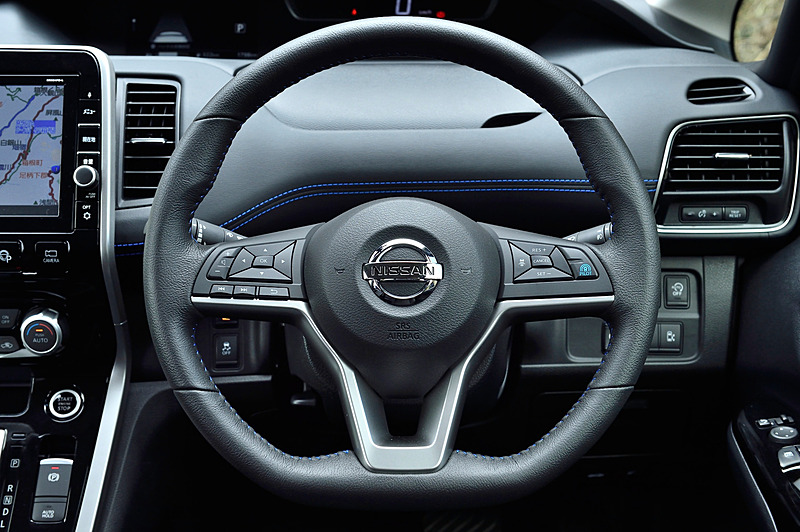 インテリアカラーはブラックを基調に、本革ステアリングやインストパッドなどにブルーステッチを与えて個性を主張