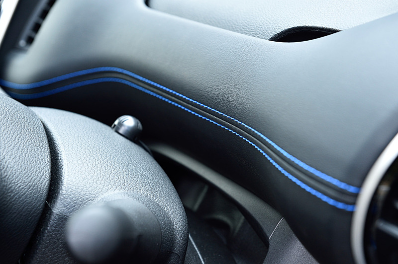 インテリアカラーはブラックを基調に、本革ステアリングやインストパッドなどにブルーステッチを与えて個性を主張