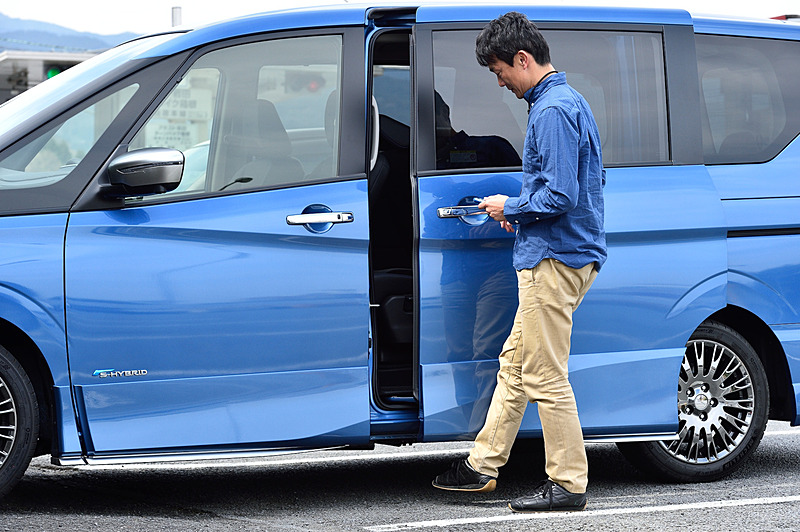 セレナ AUTECH専用装備というわけではないが、セレナ自体の魅力として運転支援技術「プロパイロット」の採用、3列目シートからスイッチ1つで左側のスライドドアが自動で開けられる機能、後ろの壁との距離が近いときの荷物の出し入れ時に活躍するデュアルバックドアの採用、スライドドアの下に足先を出し入れすることでスライドドアが自動でオープンする機能などが挙げられる。こうした使い勝手を高めるさまざまな装備が用意されるのもセレナの美点だ