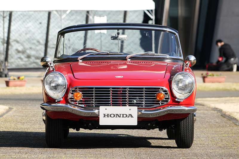 可愛らしいヘッドライトやメッキのグリルが特徴的