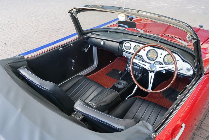 S600車内。2シーターのオープンカー