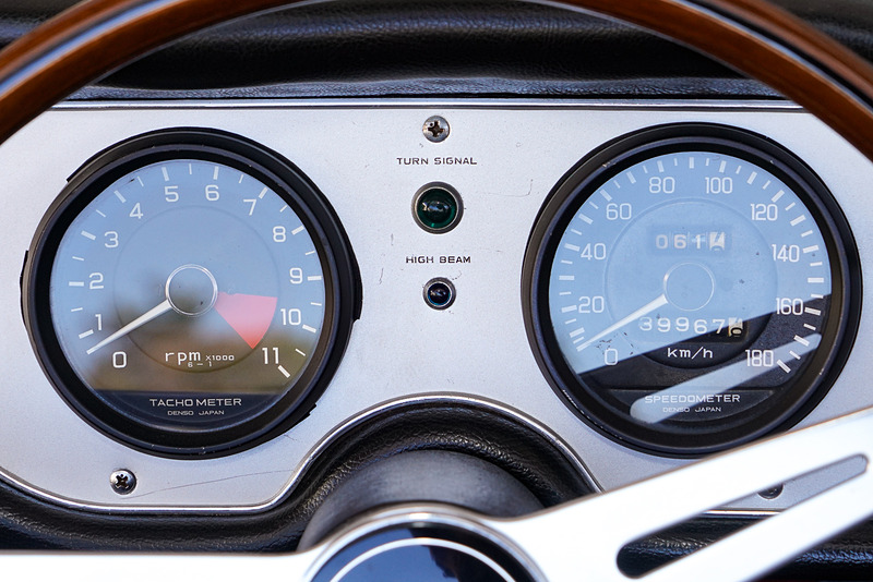 メーター周り。レッドゾーンは9500rpm。高回転で馬力を絞り出す2輪のような特性