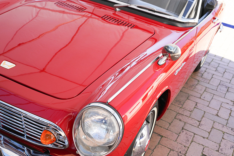 ボディをメッキのラインが貫く