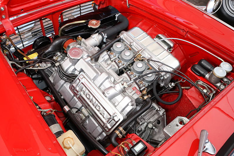 エンジンヘッドに「HONDA」のロゴ