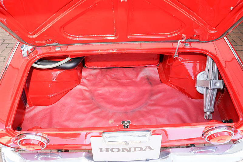 トランクも意外と容量がある。ジャッキはシッカリしたモノが付いている