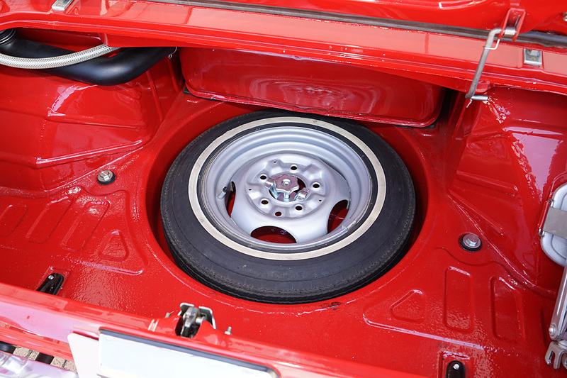 トランク内カバーをめくるとスペアタイヤがある