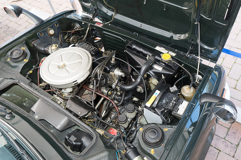 シビック CVCCのエンジンルーム。上の丸いものはエアフィルター