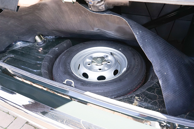 カバーをめくるとスペアタイヤがある