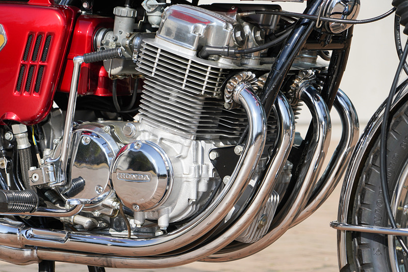 空冷直4エンジン。今はもうあまり見かけなくなった空冷フィン美しい。最初期型のクランクケースは砂型を使って作られた