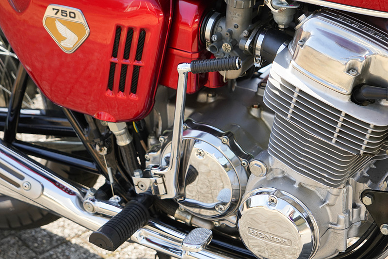 セル始動だがキックスターターも備えている