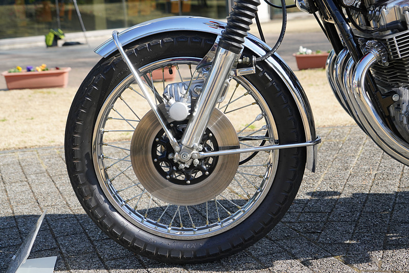 フロントホイールは19インチ。油圧のシングルディスクブレーキを備える