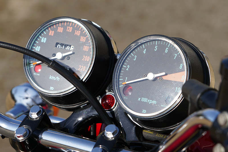 スピードメーターは200km/h超えも刻まれている